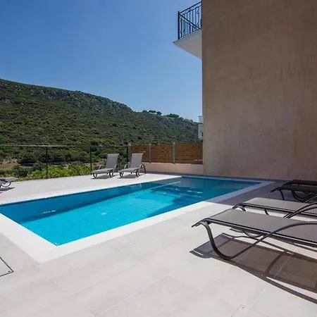 فيلة Elpida At Minies *