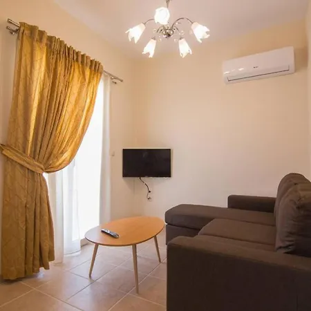 فيلة Elpida At Minies